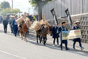 旅装束姿で金銀を運んだ道を歩く参加者=10月5日、佐渡市相川広間町