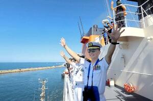 オーストラリア西部・フリマントルに入港し、手を振る南極観測船「しらせ」の乗員=23日(南極観測隊同行記者撮影)