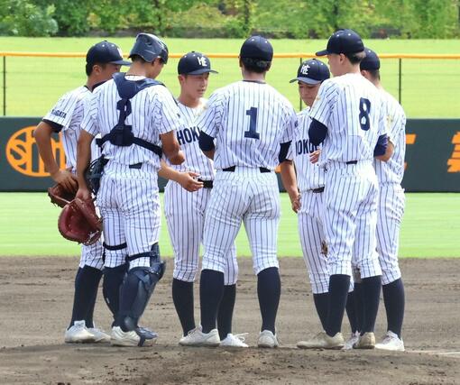 北越－新潟工　１回表のピンチでマウンドに集まる北越の内野陣＝三条市パールスタ