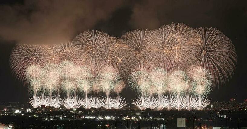 夜空を彩った長岡花火「復興祈願花火フェニックス」＝２０２５年８月、長岡市