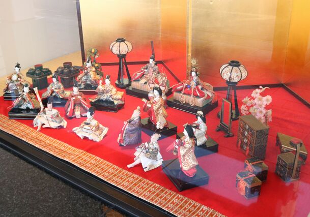 ショーウインドーに飾られているひな人形