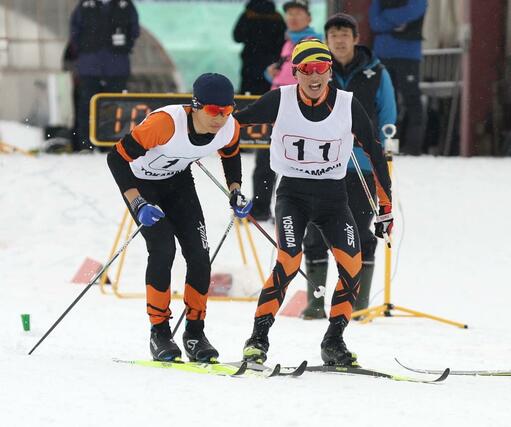 男子リレー　十日町吉田の１走酒井理大（右）から２走吉澤祐成（左）にリレー＝十日町市