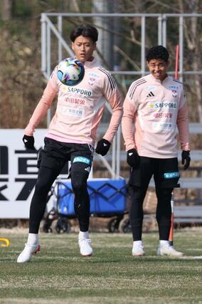 試合前日の練習に臨むDF藤原優大(左)=3月28日、聖籠町
