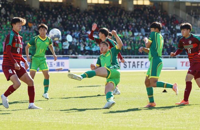 尚志―帝京長岡　前半、ゴールを狙う帝京長岡のＦＷ児山雅稀＝浦和駒場スタジアム