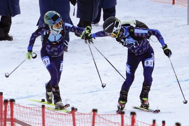 混合リレーで田中友理恵（左）からタッチを受ける島徳太郎＝ヤブリ（共同）