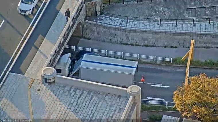 トラックが停車した現場