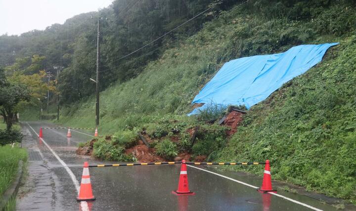 幅約10メートルにわたり崩落した住宅地裏の斜面=9月21日、村上市松山