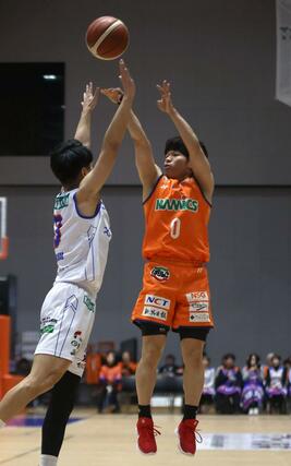 新潟－立川　第２クオーター、樋口蒼生の３点シュートで４５－３８＝２０２６年０３月０８日、アオーレ長岡