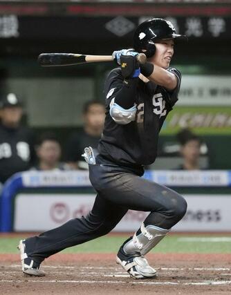 8回西武2死二塁、滝沢が右翼線に適時三塁打を放つ=ベルーナドーム