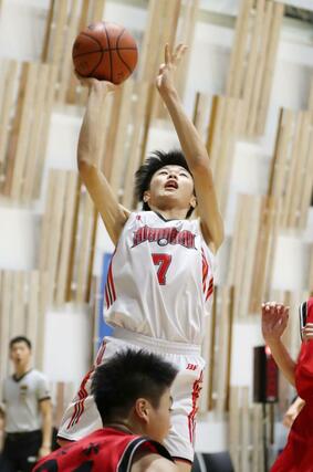 男子予選リーグ　本丸－梅丘（東京）　第４クオーター、本丸の藤田羚央がシュートを決め、７３－５９＝アオーレ長岡