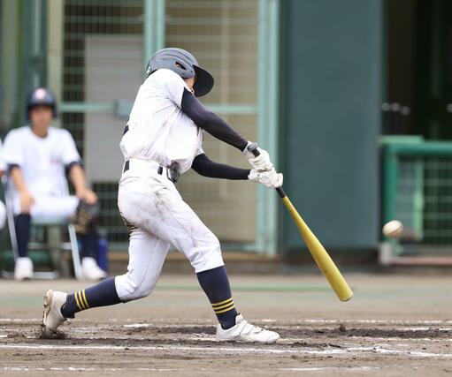 小出－万代。７回小出無死、野上虎太郎が左前打を放ち出塁＝７月１７日、三条市月岡４の三条パール金属スタジアム