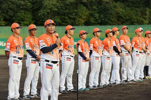 今季のホーム最終戦を終え、ファンにあいさつする橋上秀樹監督