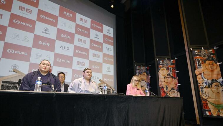 大相撲公演に向け、パリ市で記者会見する豊昇龍（左）と大の里＝１１日（共同）