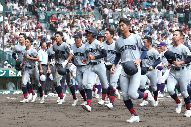 中越－関東第一　１－６で関東第一（東東京）に敗れ、ベンチ前へ引き上げる中越の選手たち＝甲子園