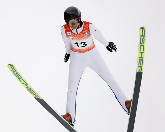 少年　前半飛躍で５位につけた鈴木教究（十日町総合高）＝秋田県鹿角市