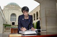 首相、外遊先で重ねる戦没者追悼