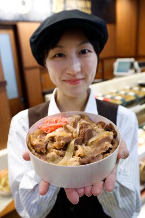 「松屋PREMIUM」の店舗で提供される牛めし=10日午前、東京・銀座