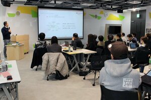 イベントをきっかけに生まれた取り組みを紹介する参加者＝新潟市中央区