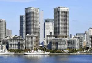 　東京都中央区のマンション群＝４日