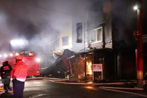 見附市新町１の火災現場＝３１日