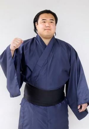 　新弟子検査を終え、ポーズをとるアリュンエルデネ・スフバット＝５日、東京・両国国技館