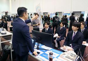 県内建設業者が業界や自社の魅力をＰＲした企業研究フェスタ＝１１月２８日、新潟市中央区の朱鷺メッセ