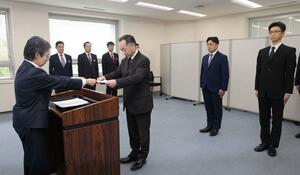 後輩警察官に知識や技術を伝える県警技能指導官の指定式=新潟市中央区