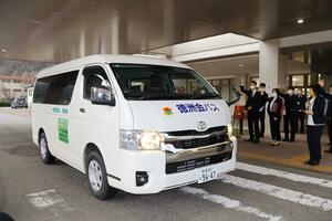 コミュニティーバスとして活用されているワゴン車＝村上市勝木
