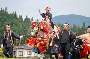 伝統行事「チャグチャグ馬コ」で子どもを背に行進する、きらびやかな装束で着飾った馬。鈴の音を響かせながらゆっくりと練り歩いた=13日午前、岩手県滝沢市