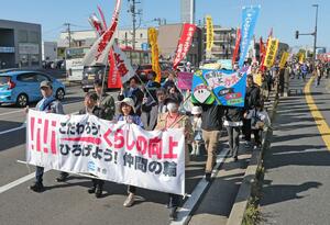 デモ行進で、賃上げや職場環境の改善を訴えるメーデーの参加者＝２５日、新潟市中央区