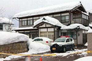 規制線が張られた事件現場=8日、長岡市