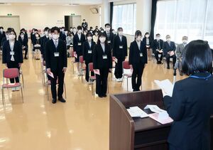看護を学ぶ決意を新たにした、佐渡看護専門学校の新入生たち=4月10日、佐渡市千種