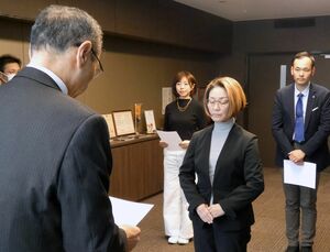 地域おこし協力隊に着任した（右から）佐藤龍さん、清水はな代さん、川口美紗子さん＝佐渡市役所