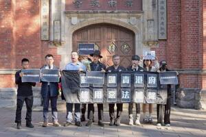 香港の高層住宅群の火災犠牲者を追悼する集会に参加した人たち=7日、台北(共同)