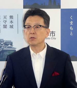 記者会見する熊本市の大西一史市長=25日午前、熊本市役所