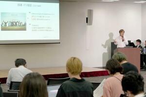 地球温暖化について説明する東京大の江守正多教授=15日、東京都新宿区