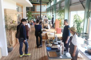 地場産品や特別メニューで来場者を出迎えたハコニワの５周年記念イベント＝柏崎市横山