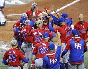 　２０２３年のＷＢＣで、本塁打を放った選手を迎え大喜びするプエルトリコの選手ら＝マイアミ（共同）