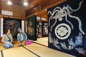 染色技法の一種「筒描」を用いた藍染め作品を紹介する展示会=6月14日、新潟市中央区上大川前通12