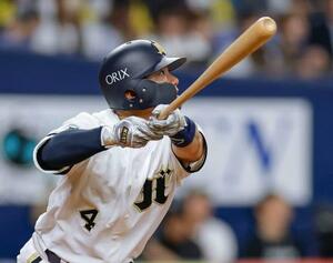 　４回オリックス無死一塁、森友が右中間に２ランを放つ＝京セラドーム