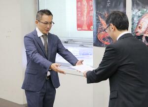 県版の地域おこし協力隊員に任命された舩橋祐司さん（左）＝９日、県庁