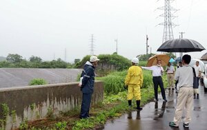 遊水地の現地確認をする刈谷田川遊水地協議会の委員と県職員ら=7月3日、見附市本明町