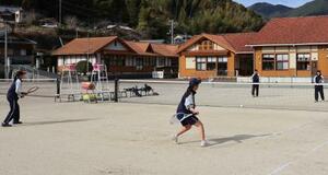 　校庭で練習する篠山中ソフトテニス部の生徒たち＝１２日、愛媛県愛南町