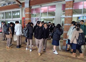 通学の高校生でごった返す高田駅前。若者の人口減による利用客減少が今後の課題になる=上越市