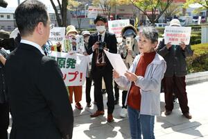 東京電力新潟本社の担当者に抗議文を渡す桑原三恵代表=4月15日、新潟市中央区