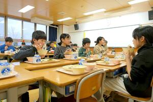 給食で有機米を味わう川東小の児童＝新発田市下羽津