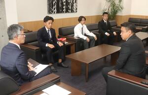 桜井雅浩市長に全国大会出場を報告するビーチサッカークラブ「フュージョン」のメンバー=柏崎市役所