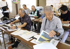 天野地区の住民に対し、地盤調査の結果が伝えられた新潟大学の説明会=6月、新潟市江南区天野3