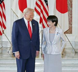 笑顔を交わす高市首相(右)とトランプ米大統領=10月、東京・元赤坂の迎賓館