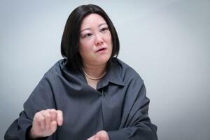 　インタビューに答える明治大教授の野澤千絵さん